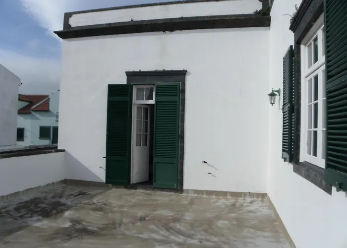 Hostel & Lagoa (Azores)